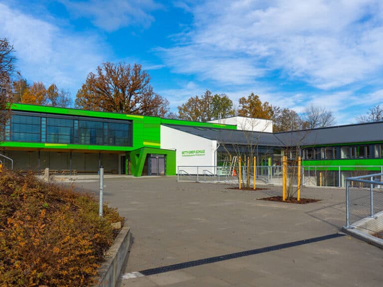 Außenansicht Gebäude grüne Fassade Betty Greif Schule Beitragsbild