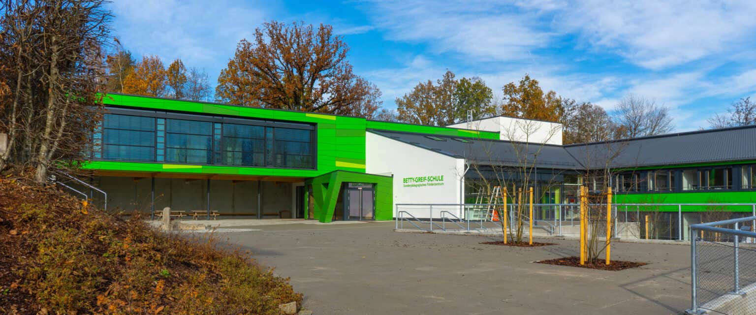 Außenansicht Gebäude grüne Fassade Betty Greif Schule Headerbild