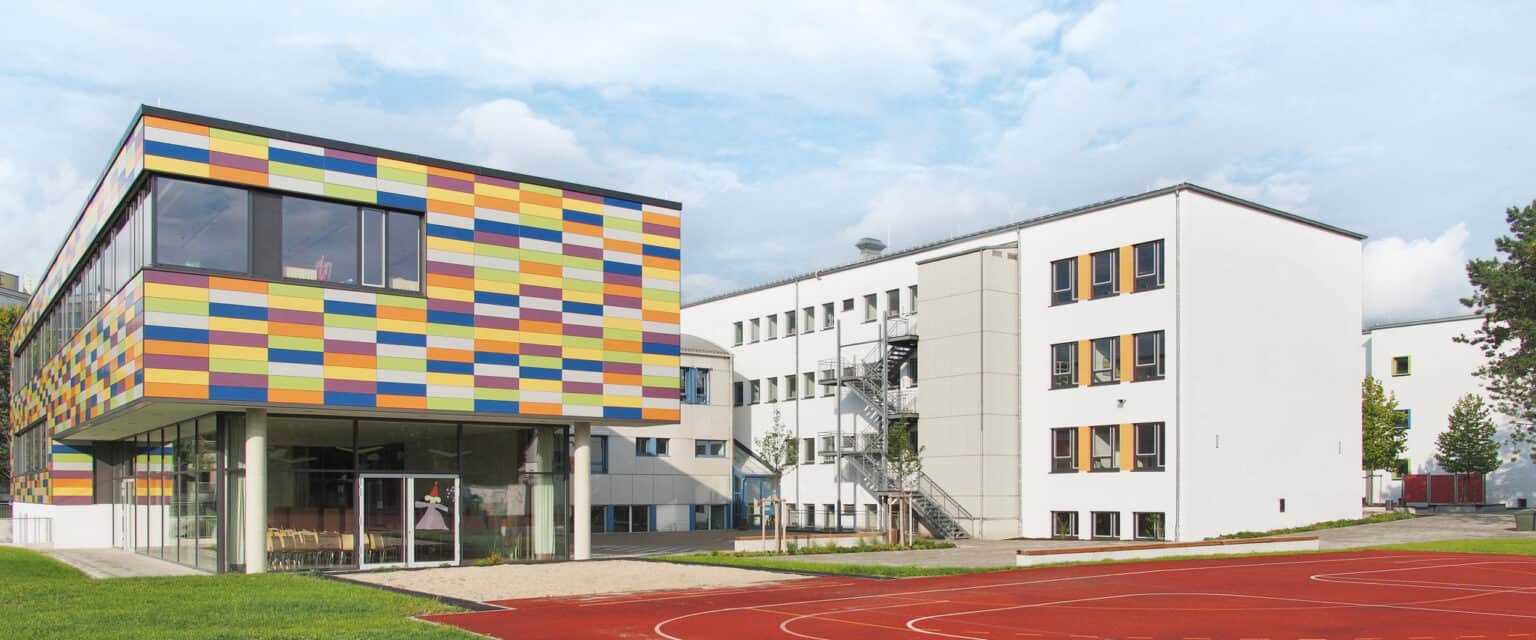 Außenansicht Gebäude Fassade Grundschule und Hauptschule Garching