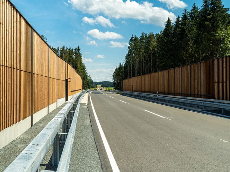 Straße mit Schallschutzwänden Ortsumfahrung Obing Infrastrukturplanung