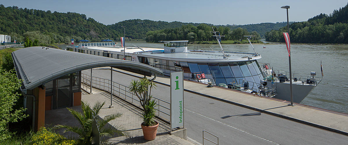 Schiff an der Schiffsanlegestelle Passau Lindau Headerbild