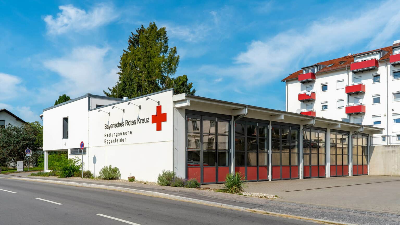 Außenansicht Gebäude BRK Rettungswache Eggenfelden Headerbild