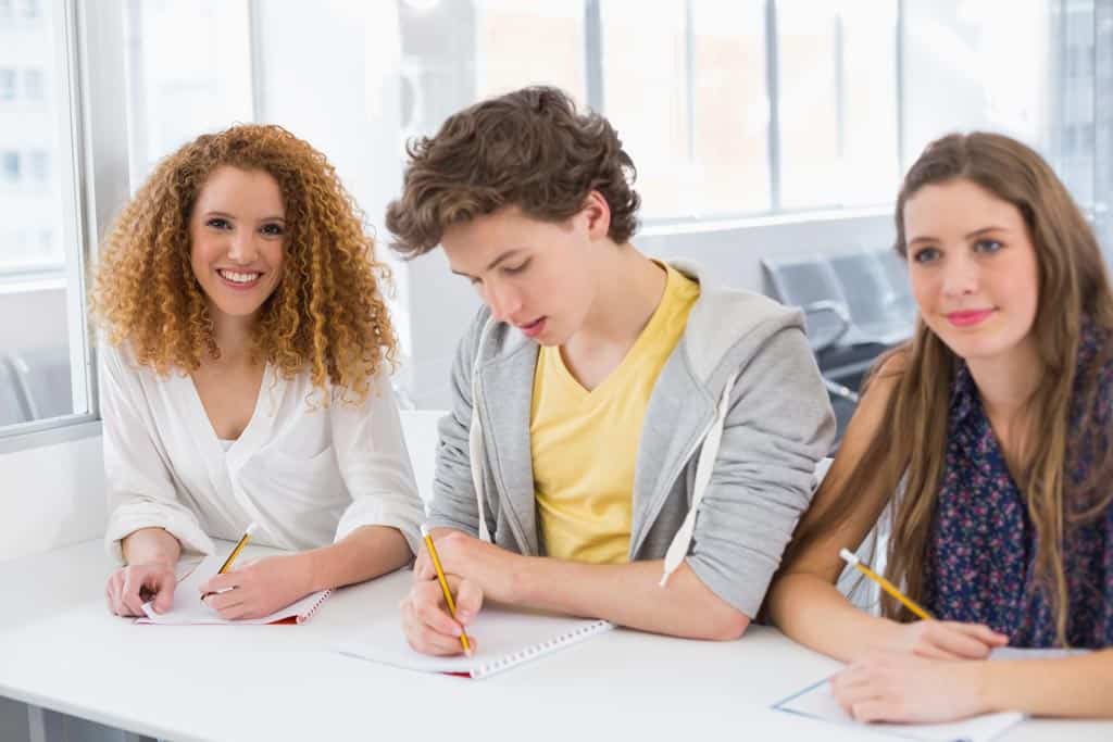 Personen machen Notizen Ausbildung bei der COPLAN AG Unternehmenrgymnasium