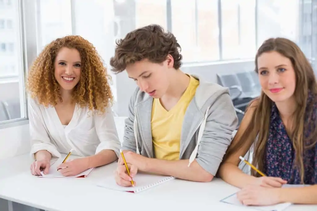 Personen machen Notizen Ausbildung bei der COPLAN AG Unternehmenrgymnasium