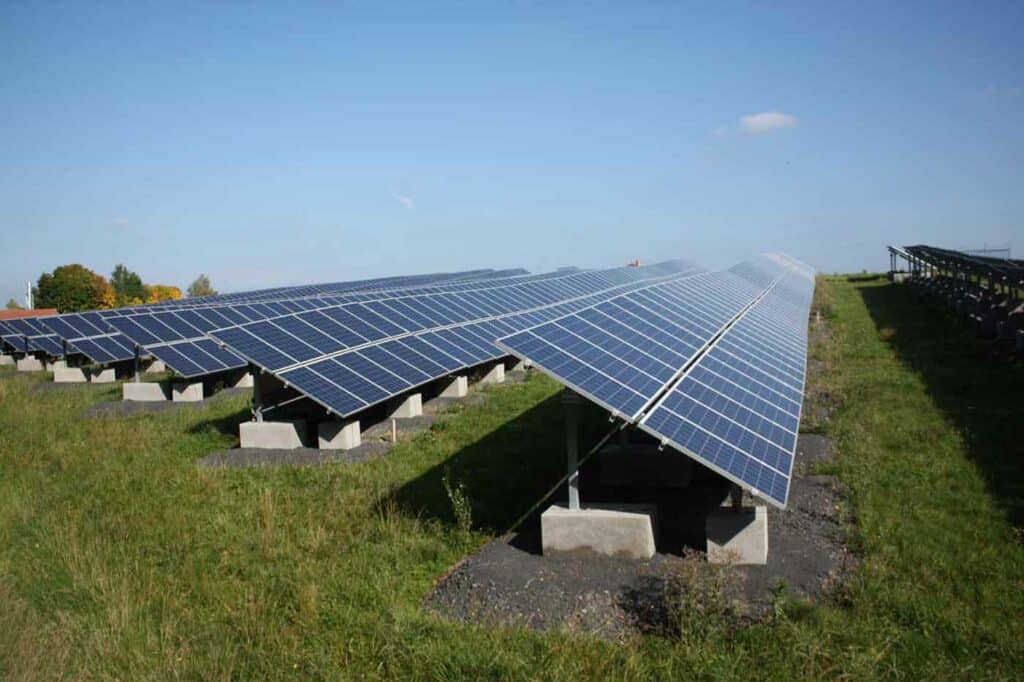 Photovoltaikanlage auf einer Wiese Abfallwirtschaft Deponie Nachsorge