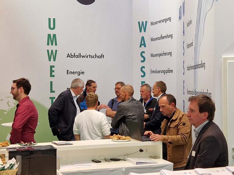 Personen im Gespräch bei Messestand COPLAN AG IFAT 2022