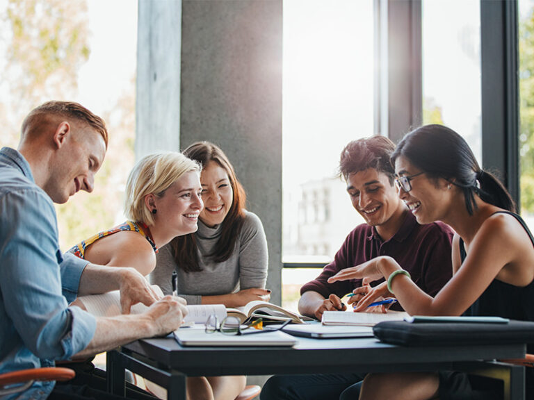 Personen lernen an einem Tisch Studieren mit vertiefter Praxis