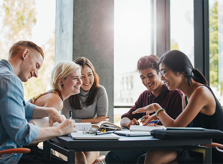 Personen lernen an einem Tisch Studieren mit vertiefter Praxis