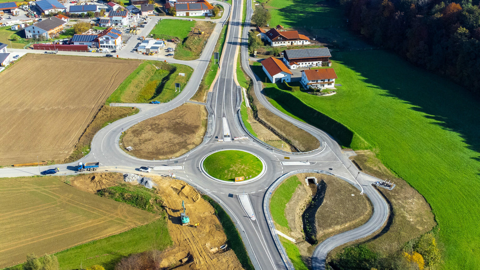 Neuer Kreisverkehr bei der Ortseinfahrt Reischach