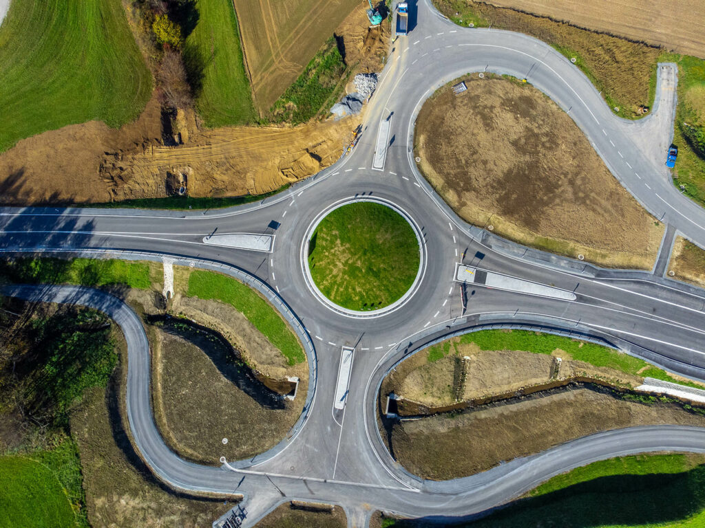 Neuer Kreisverkehr bei der Ortseinfahrt Reischach
