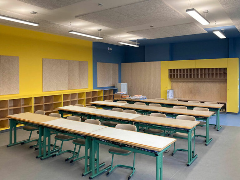 Sanierung Grundschule Grüntegernbach Klassenzimmer mit Gelb-Blauen Wänden