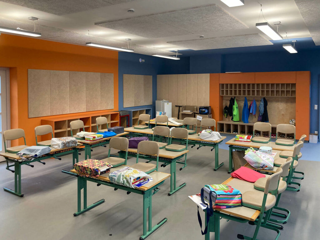 Sanierung Grundschule Grüntegernbach Klassenzimmer mit Orange-Blauen Wänden