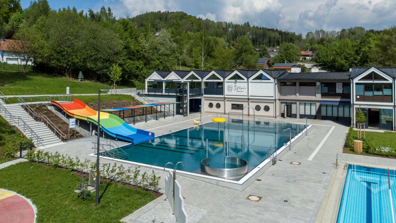 Nichtschwimmerbecken mit Breitrutsche des Inklusionsbad Ilztalperle