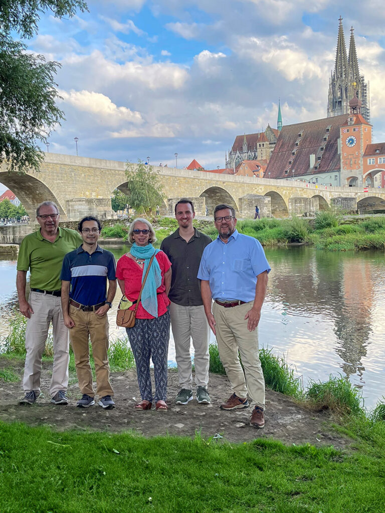 Gruppenfoto auf der Jahninsel beim Besuch von Professorin Dr. Sigrid Berka in Regensburg