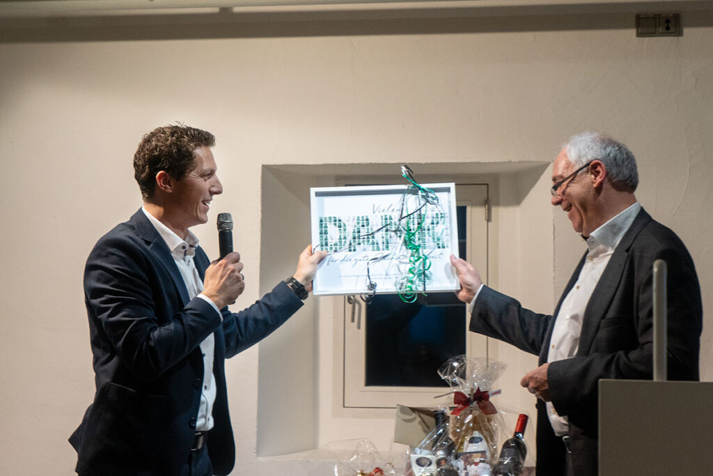 Vorstand Dr. Christoph Gottanka übergibt dem aussscheidenden Vortand Stephan Weber Geschenke der Belegschaft