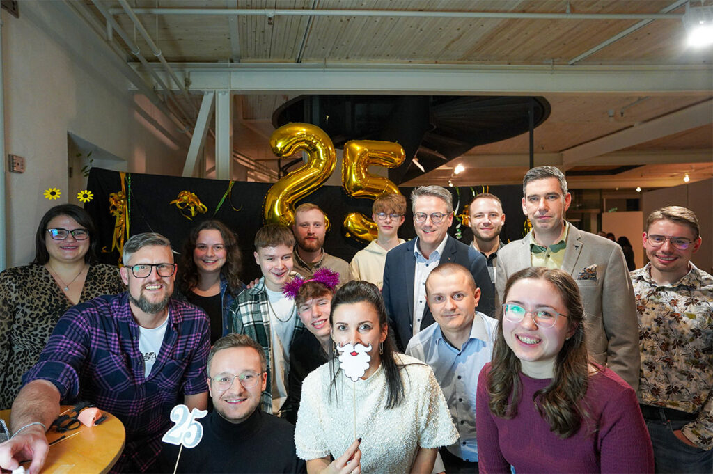 Gruppenfoto mehrerer Kollegen in der Fotobox